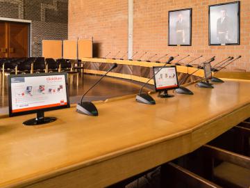 Gemeente Erpe-Mere steekt raadzaal in een nieuw audiovisueel jasje. - raadzaal gemeente Erpe-Mere